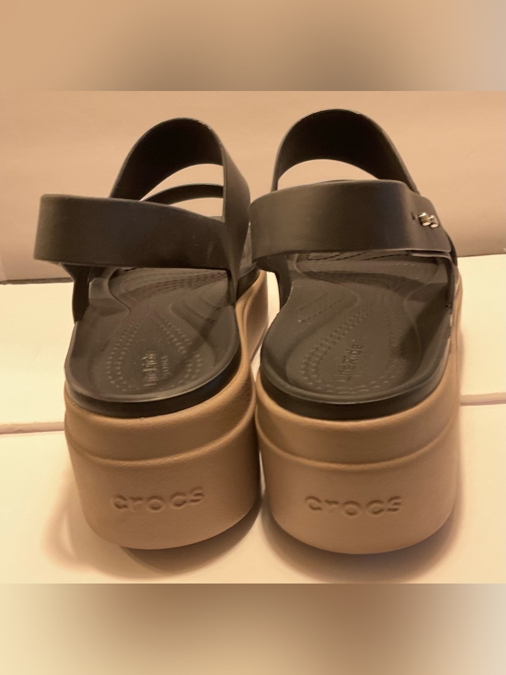 NWT - Crocs Brooklyn, Black Platform Wedge Sandals - Sz 8 - Picture 3 of 4